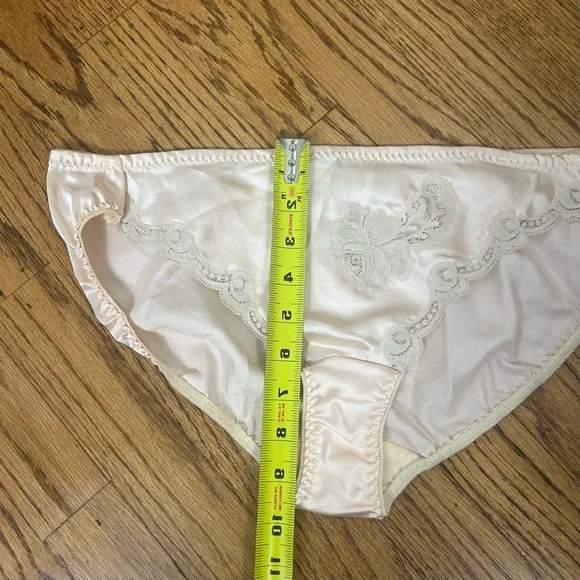 *SOLD*VTG Christian Dior Peach Silky Satin And Floral Lace Panty ILGWU NWT Size6 - Picture 11 of 12